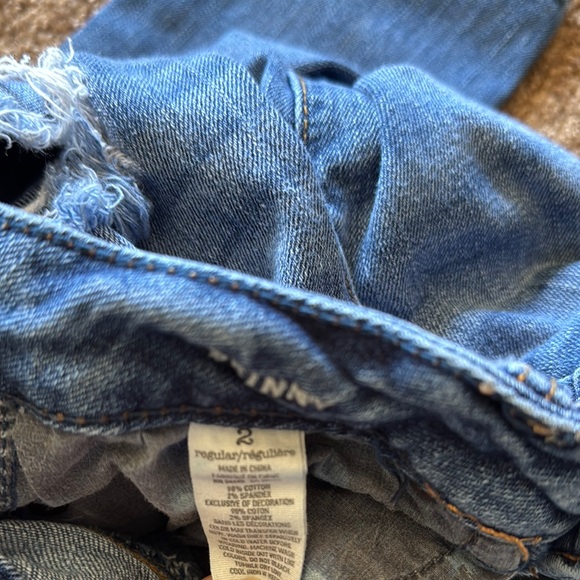 American Eagle Low Rise Distressed Blue Jeans. Size 2. - Picture 4 of 6